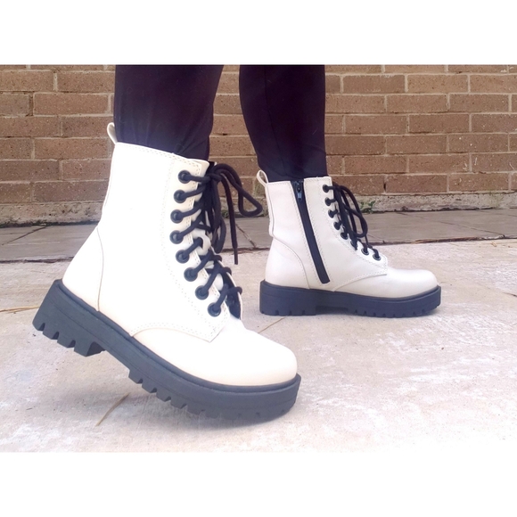 Shoes - 🆕️ White booties